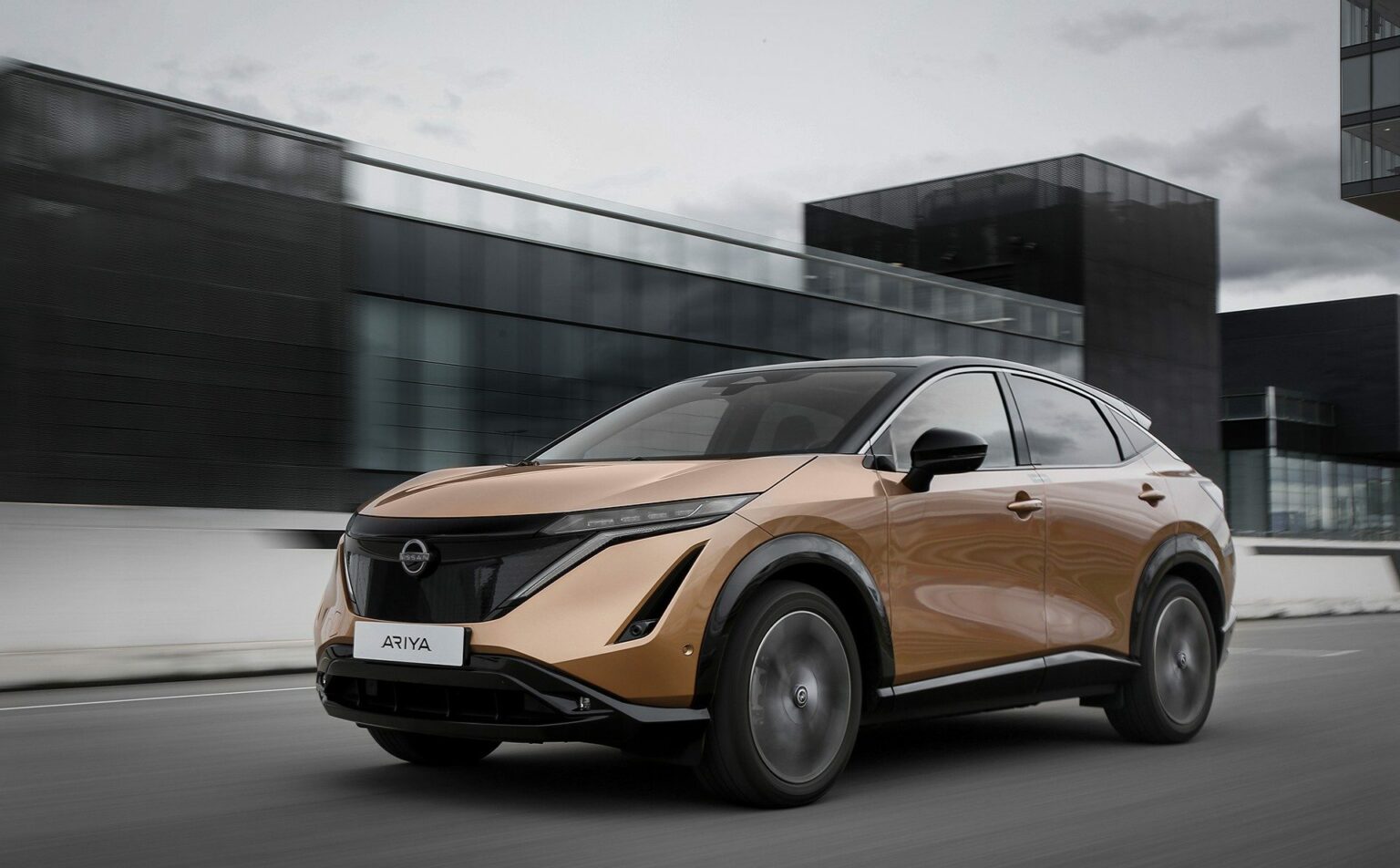 Photo Nissan Ariya - véhicule finaliste pour l'élection de la voiture de l'année 2023 lors du salon de l'automobile à Bruxelles.